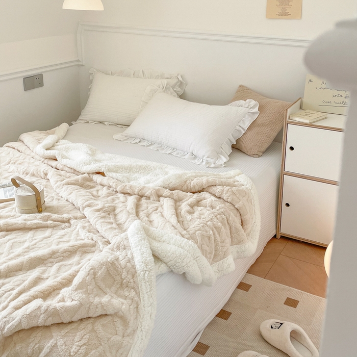 91家纺网 家纺一手货源 找家纺 栩裕纺织2025新款塔夫绒&羊羔绒毛毯家用毯子 塔夫绒-奶白