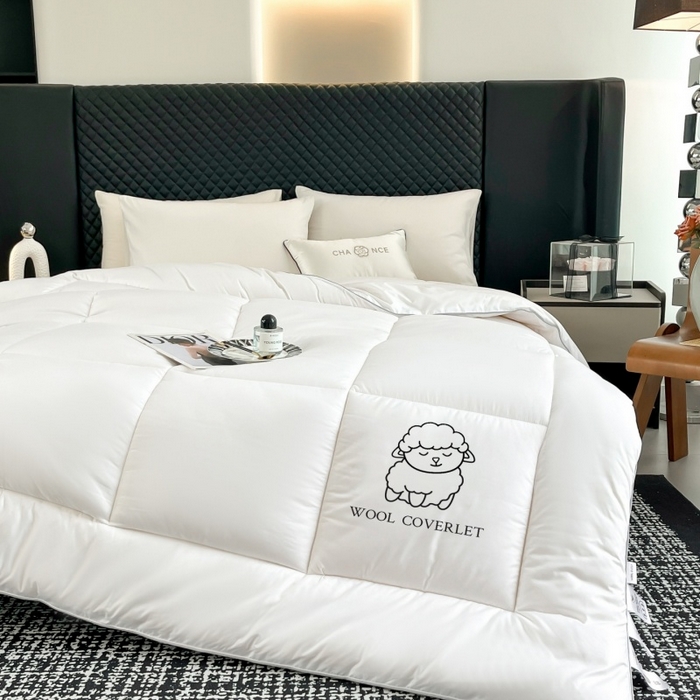 91家纺网 家纺一手货源 找家纺 爱宝被业 2025新款亲肤舒适A类100%羊毛填充亲肤棉羊毛被被子被芯 方格款白色