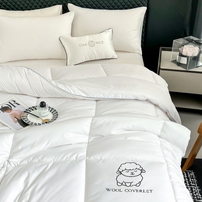 91家纺网 家纺一手货源 找家纺 爱宝被业 2025新款亲肤舒适A类100%羊毛填充亲肤棉羊毛被被子被芯 方格款白色