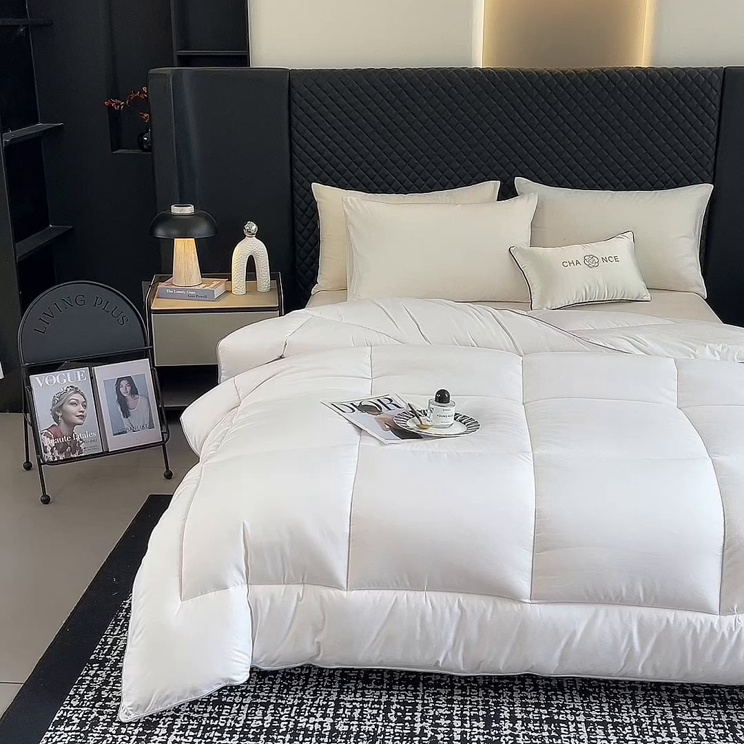 91家纺网 家纺一手货源 找家纺 爱宝被业 2025新款亲肤舒适A类100%羊毛填充亲肤棉羊毛被被子被芯 方格款白色