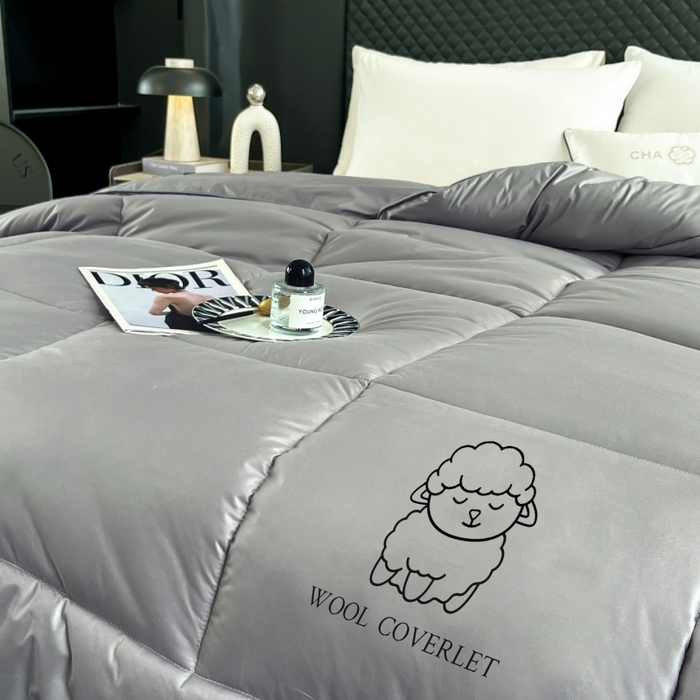 91家纺网 家纺一手货源 找家纺 爱宝被业 2025新款亲肤舒适A类100%羊毛填充亲肤棉羊毛被被子被芯 方格款灰色