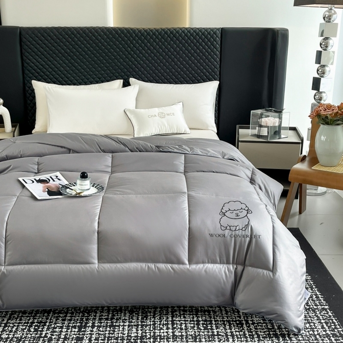 91家纺网 家纺一手货源 找家纺 爱宝被业 2025新款亲肤舒适A类100%羊毛填充亲肤棉羊毛被被子被芯 方格款灰色