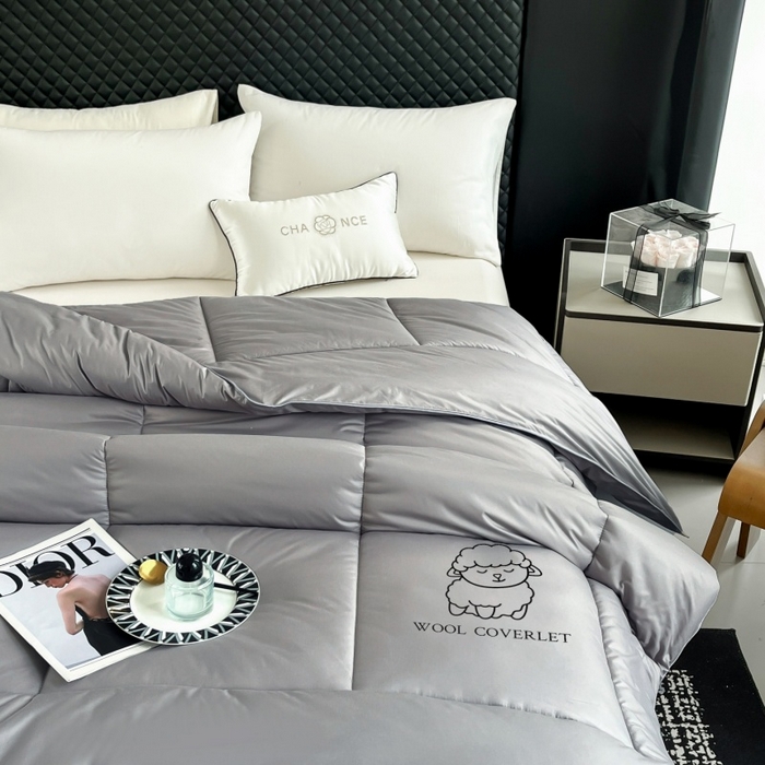 91家纺网 家纺一手货源 找家纺 爱宝被业 2025新款亲肤舒适A类100%羊毛填充亲肤棉羊毛被被子被芯 方格款灰色