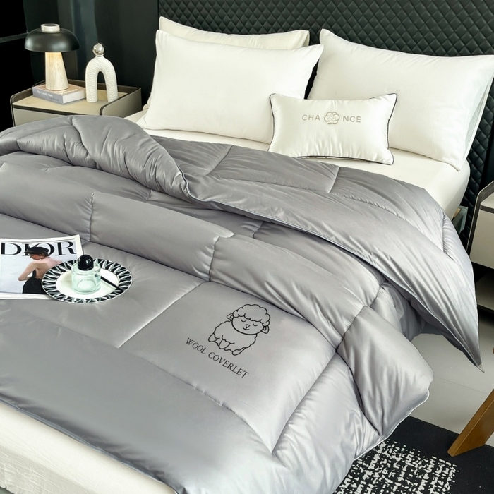 91家纺网 家纺一手货源 找家纺 爱宝被业 2025新款亲肤舒适A类100%羊毛填充亲肤棉羊毛被被子被芯 方格款灰色