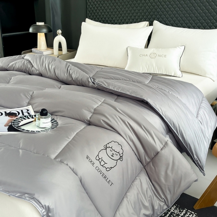 91家纺网 家纺一手货源 找家纺 爱宝被业 2025新款亲肤舒适A类100%羊毛填充亲肤棉羊毛被被子被芯 方格款灰色