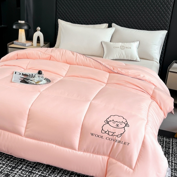 91家纺网 家纺一手货源 找家纺 爱宝被业 2025新款亲肤舒适A类100%羊毛填充亲肤棉羊毛被被子被芯 方格款粉玉色