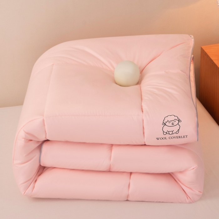 91家纺网 家纺一手货源 找家纺 爱宝被业 2025新款亲肤舒适A类100%羊毛填充亲肤棉羊毛被被子被芯 方格款粉玉色