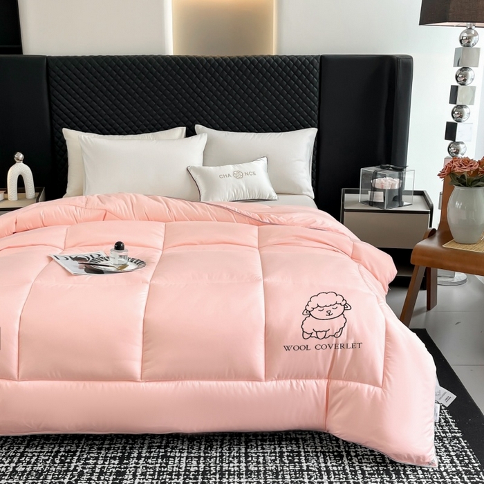 91家纺网 家纺一手货源 找家纺 爱宝被业 2025新款亲肤舒适A类100%羊毛填充亲肤棉羊毛被被子被芯 方格款粉玉色