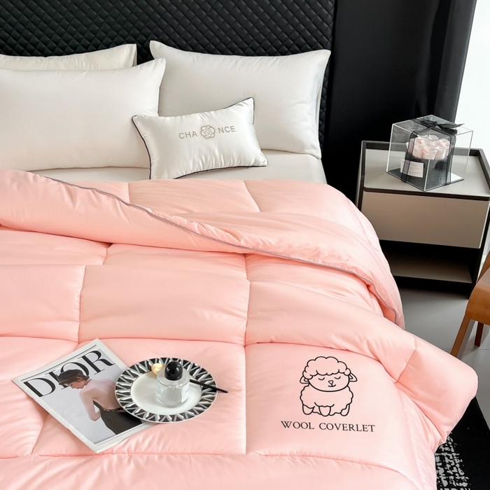 91家纺网 家纺一手货源 找家纺 爱宝被业 2025新款亲肤舒适A类100%羊毛填充亲肤棉羊毛被被子被芯 方格款粉玉色