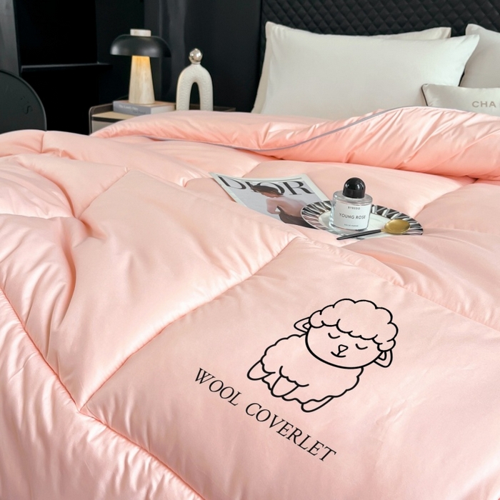 91家纺网 家纺一手货源 找家纺 爱宝被业 2025新款亲肤舒适A类100%羊毛填充亲肤棉羊毛被被子被芯 方格款粉玉色