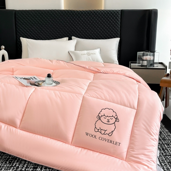 91家纺网 家纺一手货源 找家纺 爱宝被业 2025新款亲肤舒适A类100%羊毛填充亲肤棉羊毛被被子被芯 方格款粉玉色