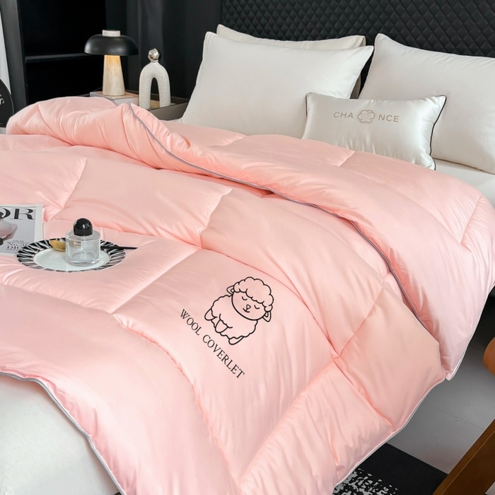 91家纺网 家纺一手货源 找家纺 爱宝被业 2025新款亲肤舒适A类100%羊毛填充亲肤棉羊毛被被子被芯 方格款粉玉色