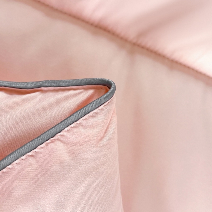 91家纺网 家纺一手货源 找家纺 爱宝被业 2025新款亲肤舒适A类100%羊毛填充亲肤棉羊毛被被子被芯 方格款粉玉色