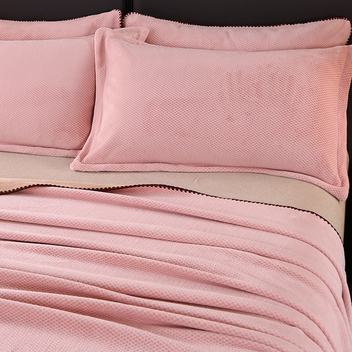 91家纺网 家纺一手货源 找家纺 栩裕纺织 2025新款锦绒提花牛奶绒毛毯法兰绒毯子 樱花粉