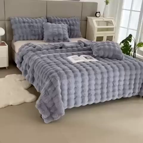 91家纺网 家纺一手货源 找家纺 栩裕纺织 2025新款纯色托斯卡纳兔毛大泡泡绒毛毯 湖蓝