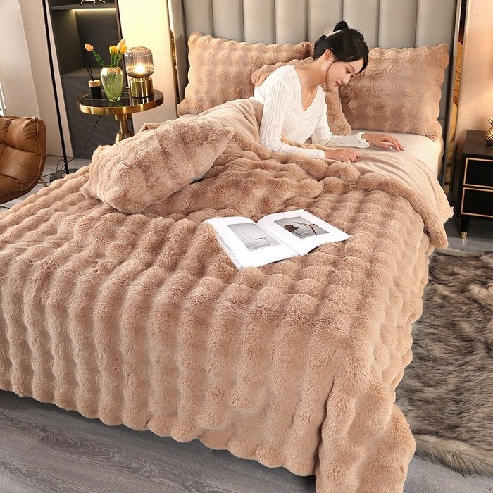 91家纺网 家纺一手货源 找家纺 栩裕纺织 2025新款纯色托斯卡纳兔毛大泡泡绒毛毯 咖色