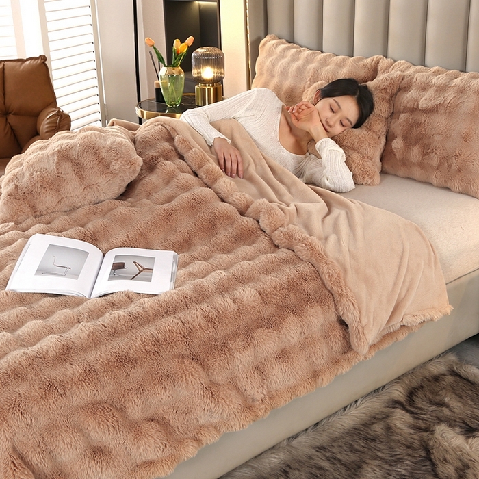 91家纺网 家纺一手货源 找家纺 栩裕纺织 2025新款纯色托斯卡纳兔毛大泡泡绒毛毯 咖色