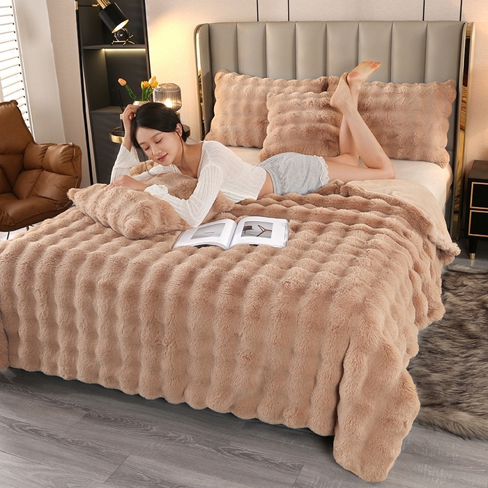 91家纺网 家纺一手货源 找家纺 栩裕纺织 2025新款纯色托斯卡纳兔毛大泡泡绒毛毯 咖色