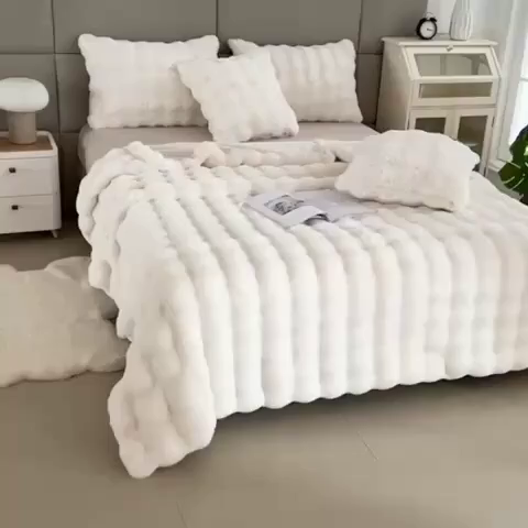 91家纺网 家纺一手货源 找家纺 栩裕纺织 2025新款纯色托斯卡纳兔毛大泡泡绒毛毯 米白