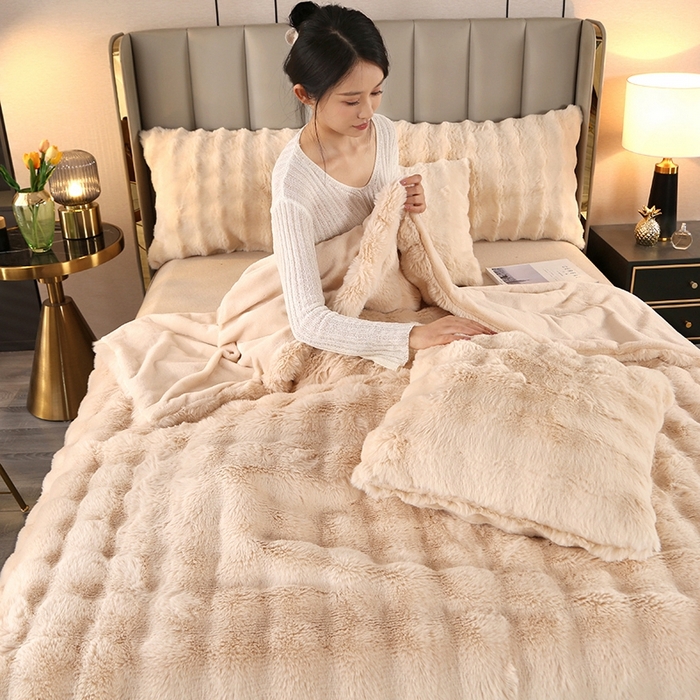 91家纺网 家纺一手货源 找家纺 栩裕纺织 2025新款纯色托斯卡纳兔毛大泡泡绒毛毯 米杏