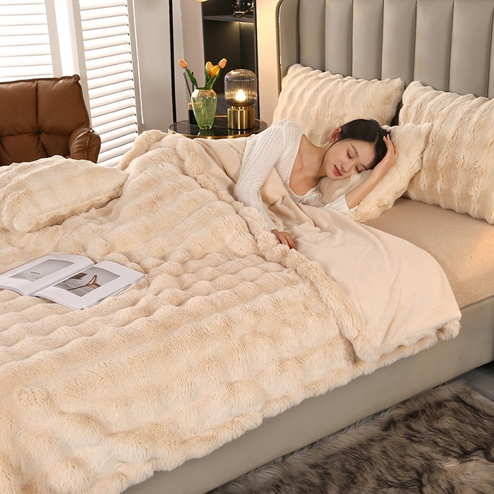 91家纺网 家纺一手货源 找家纺 栩裕纺织 2025新款纯色托斯卡纳兔毛大泡泡绒毛毯 米杏