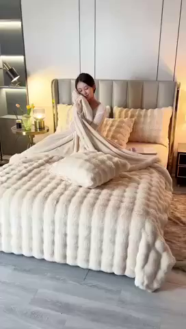 91家纺网 家纺一手货源 找家纺 栩裕纺织 2025新款纯色托斯卡纳兔毛大泡泡绒毛毯 米杏