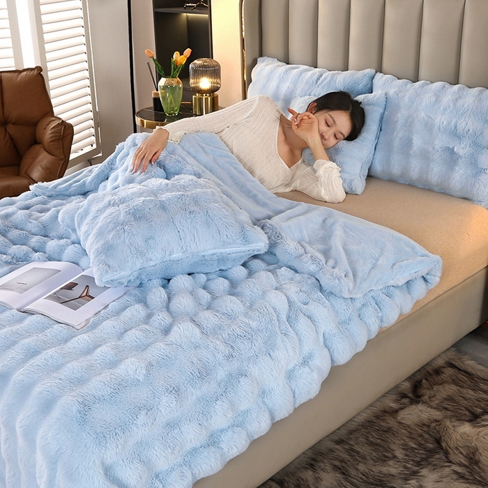 91家纺网 家纺一手货源 找家纺 栩裕纺织 2025新款纯色托斯卡纳兔毛大泡泡绒毛毯 浅兰