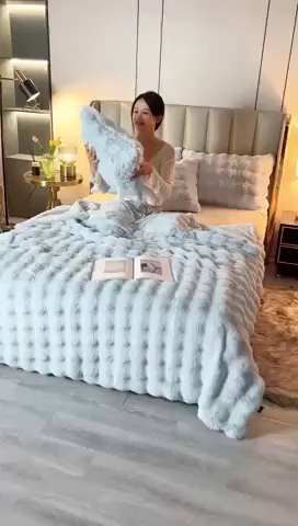 91家纺网 家纺一手货源 找家纺 栩裕纺织 2025新款纯色托斯卡纳兔毛大泡泡绒毛毯 浅兰