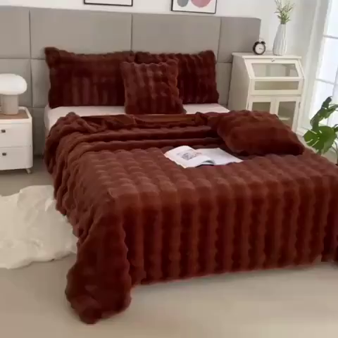 91家纺网 家纺一手货源 找家纺 栩裕纺织 2025新款纯色托斯卡纳兔毛大泡泡绒毛毯 深咖啡