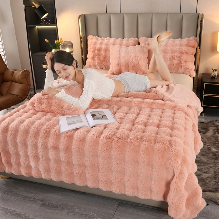 91家纺网 家纺一手货源 找家纺 栩裕纺织 2025新款纯色托斯卡纳兔毛大泡泡绒毛毯 樱花粉