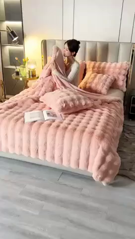 91家纺网 家纺一手货源 找家纺 栩裕纺织 2025新款纯色托斯卡纳兔毛大泡泡绒毛毯 樱花粉