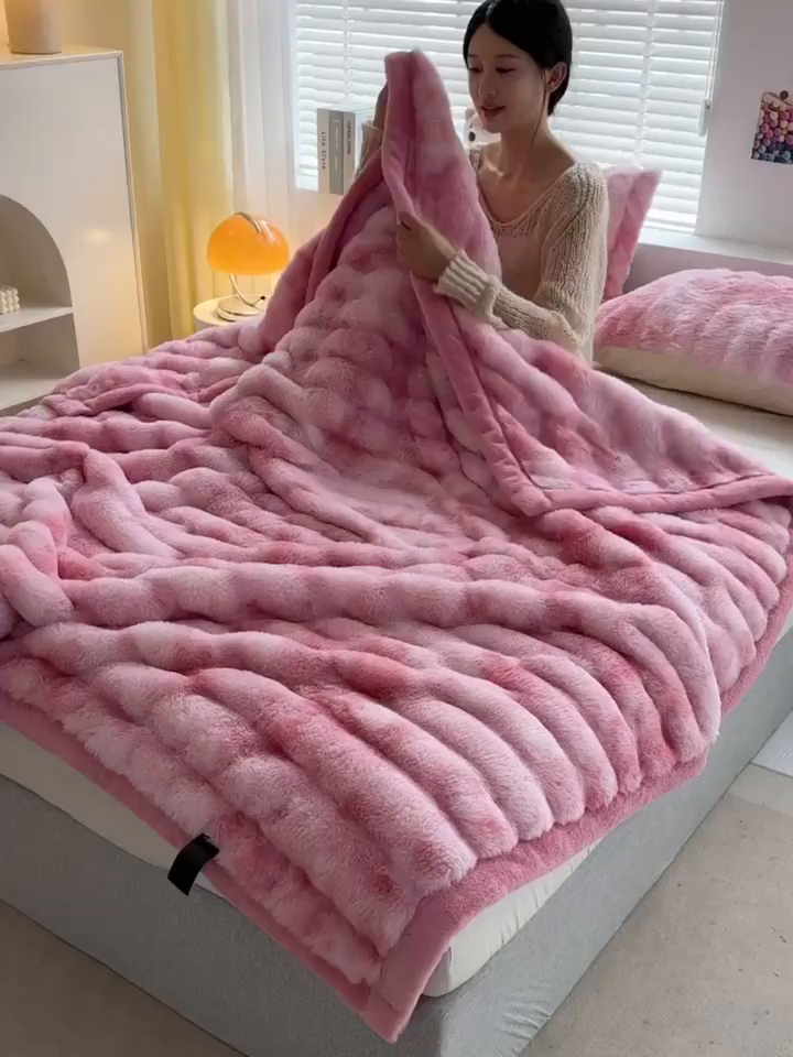 91家纺网 家纺一手货源 找家纺 栩裕纺织 2025新款双面波斯绒罗马柱毛毯 炫彩粉