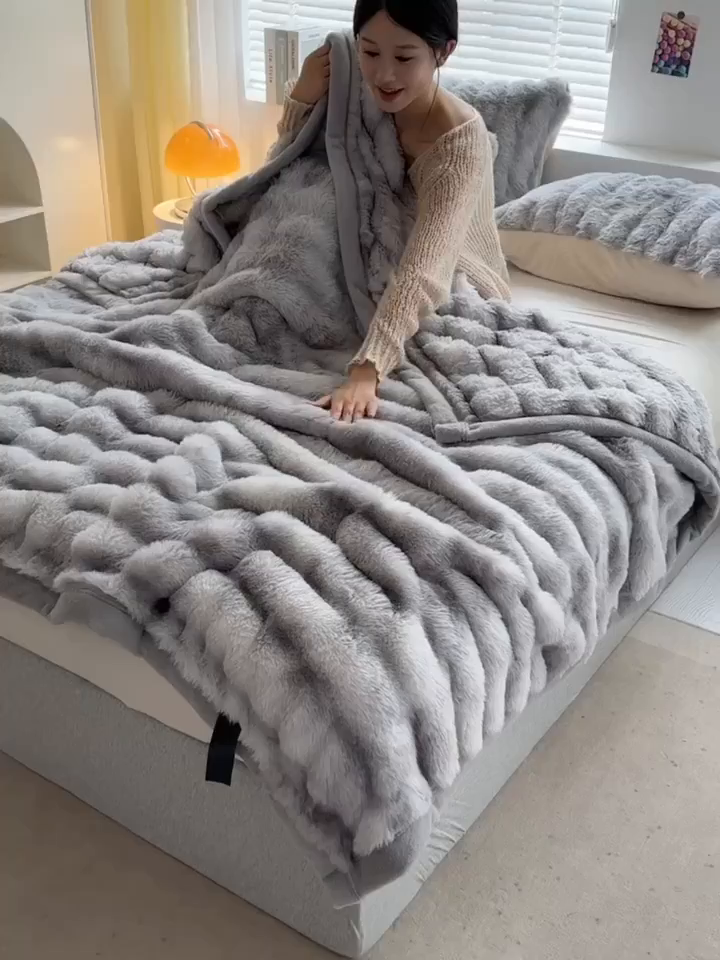 91家纺网 家纺一手货源 找家纺 栩裕纺织 2025新款双面波斯绒罗马柱毛毯 炫彩灰