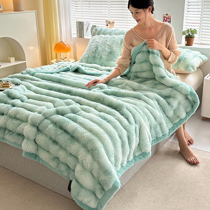 91家纺网 家纺一手货源 找家纺 栩裕纺织 2025新款双面波斯绒罗马柱毛毯 炫彩绿