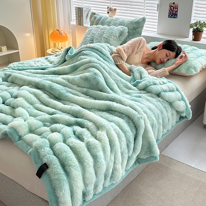 91家纺网 家纺一手货源 找家纺 栩裕纺织 2025新款双面波斯绒罗马柱毛毯 炫彩绿