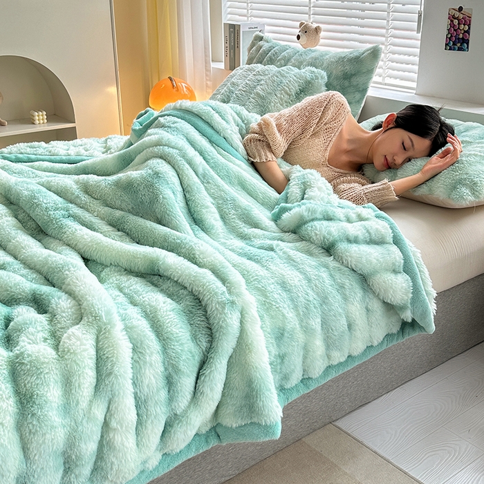 91家纺网 家纺一手货源 找家纺 栩裕纺织 2025新款双面波斯绒罗马柱毛毯 炫彩绿