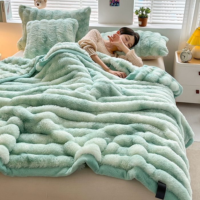 91家纺网 家纺一手货源 找家纺 栩裕纺织 2025新款双面波斯绒罗马柱毛毯 炫彩绿