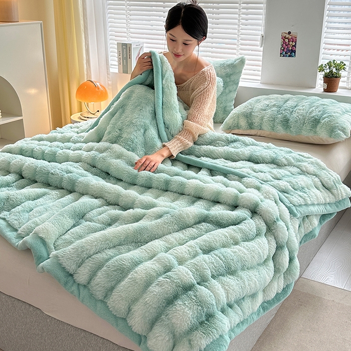 91家纺网 家纺一手货源 找家纺 栩裕纺织 2025新款双面波斯绒罗马柱毛毯 炫彩绿