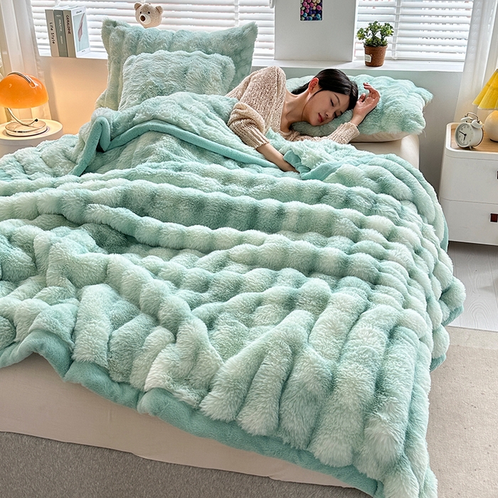 91家纺网 家纺一手货源 找家纺 栩裕纺织 2025新款双面波斯绒罗马柱毛毯 炫彩绿