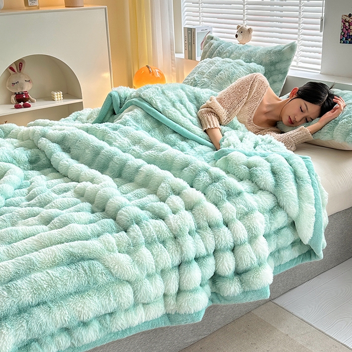 91家纺网 家纺一手货源 找家纺 栩裕纺织 2025新款双面波斯绒罗马柱毛毯 炫彩绿