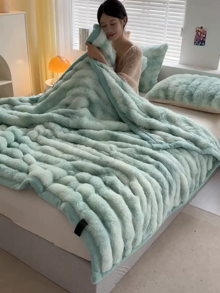 91家纺网 家纺一手货源 找家纺 栩裕纺织 2025新款双面波斯绒罗马柱毛毯 炫彩绿