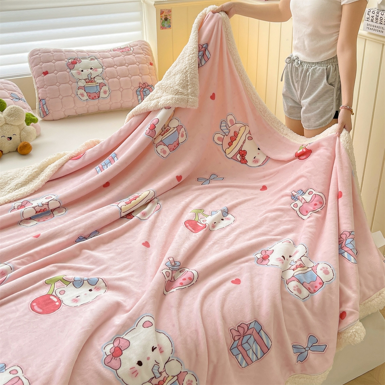 91家纺网 家纺一手货源 找家纺 雯豆家纺 2025新款双面暖绒多功能被套毯盖毯毯子 茶杯猫咪