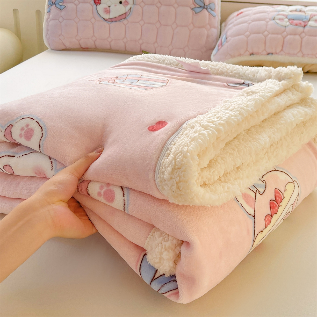 91家纺网 家纺一手货源 找家纺 雯豆家纺 2025新款双面暖绒多功能被套毯盖毯毯子 茶杯猫咪