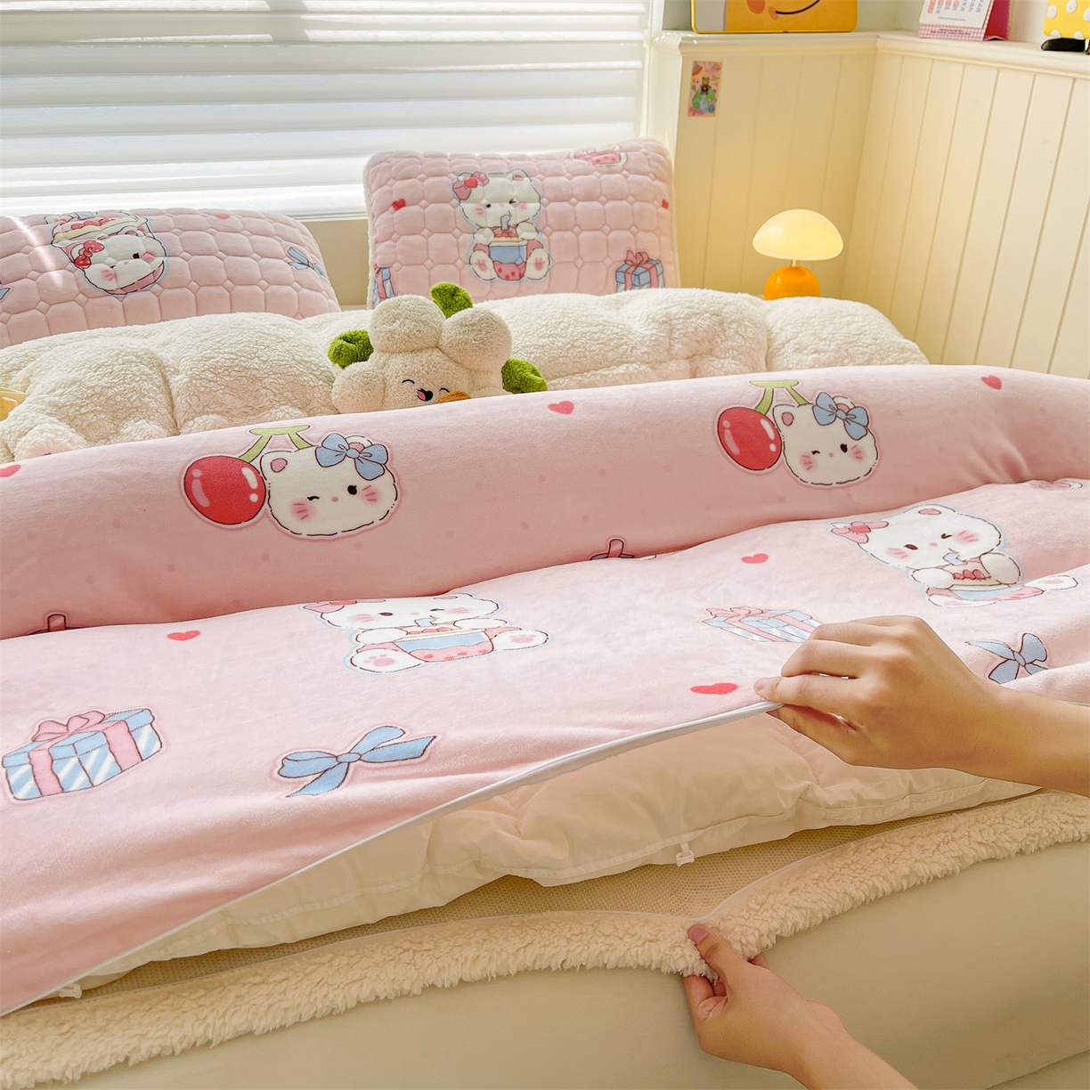 91家纺网 家纺一手货源 找家纺 雯豆家纺 2025新款双面暖绒多功能被套毯盖毯毯子 茶杯猫咪