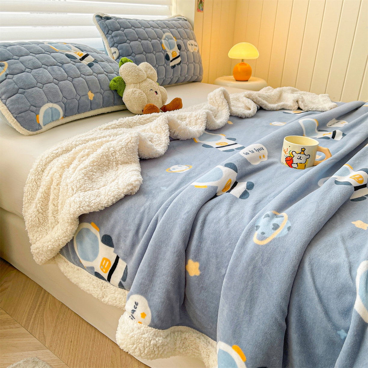 91家纺网 家纺一手货源 找家纺 雯豆家纺 2025新款双面暖绒多功能被套毯盖毯毯子 小小太空人