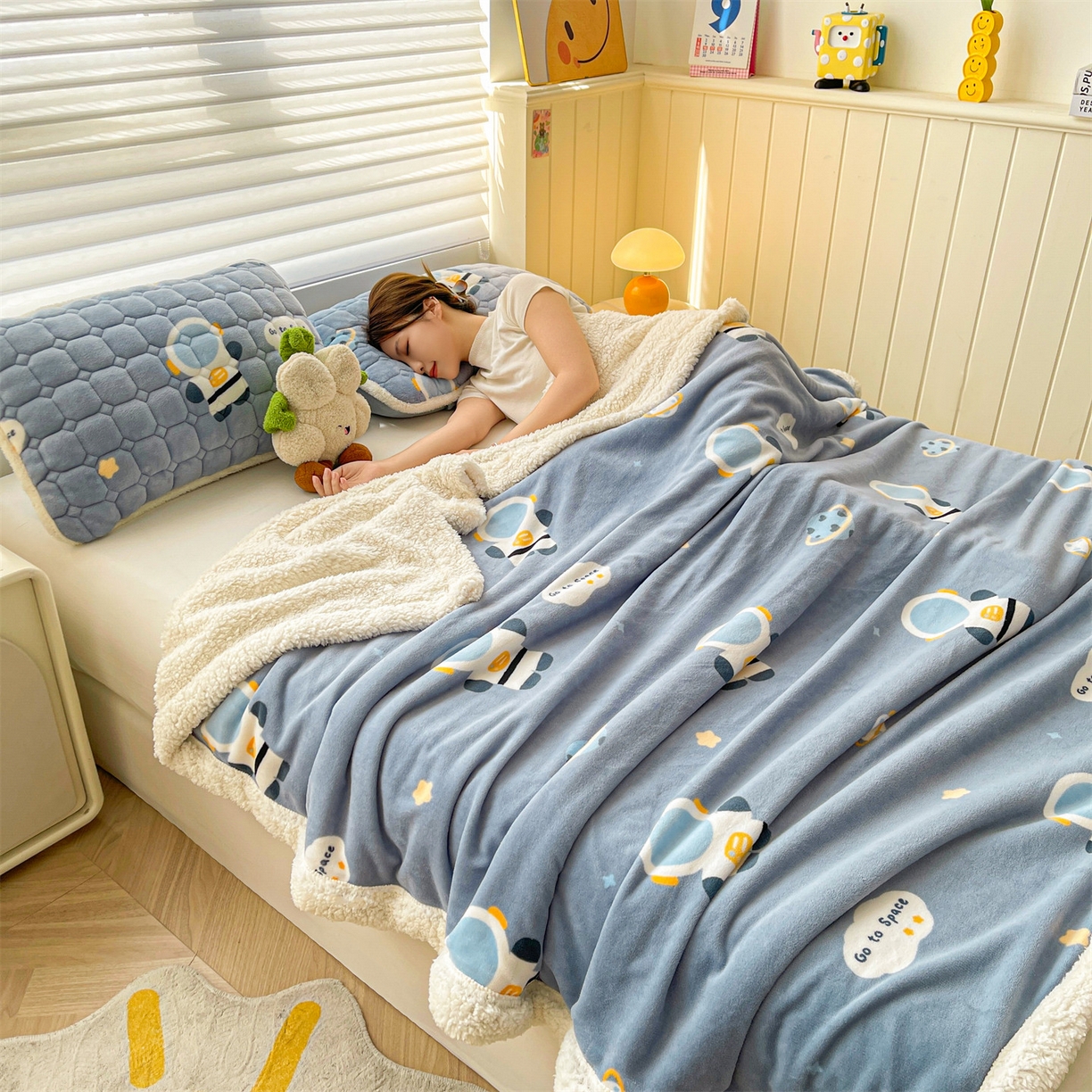 91家纺网 家纺一手货源 找家纺 雯豆家纺 2025新款双面暖绒多功能被套毯盖毯毯子 小小太空人