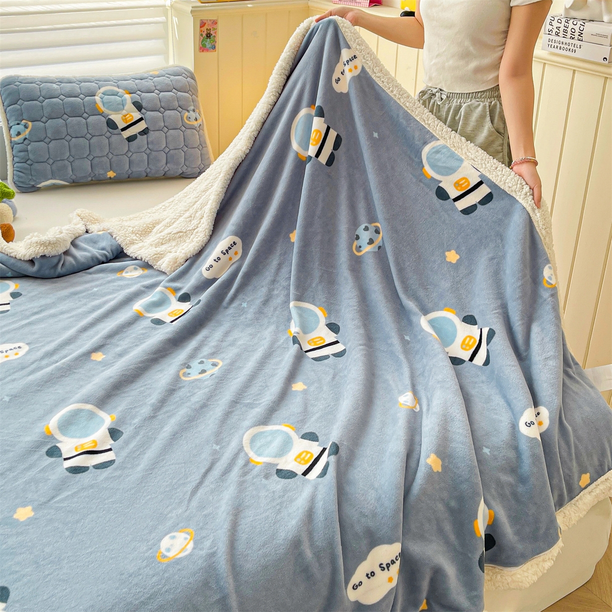 91家纺网 家纺一手货源 找家纺 雯豆家纺 2025新款双面暖绒多功能被套毯盖毯毯子 小小太空人