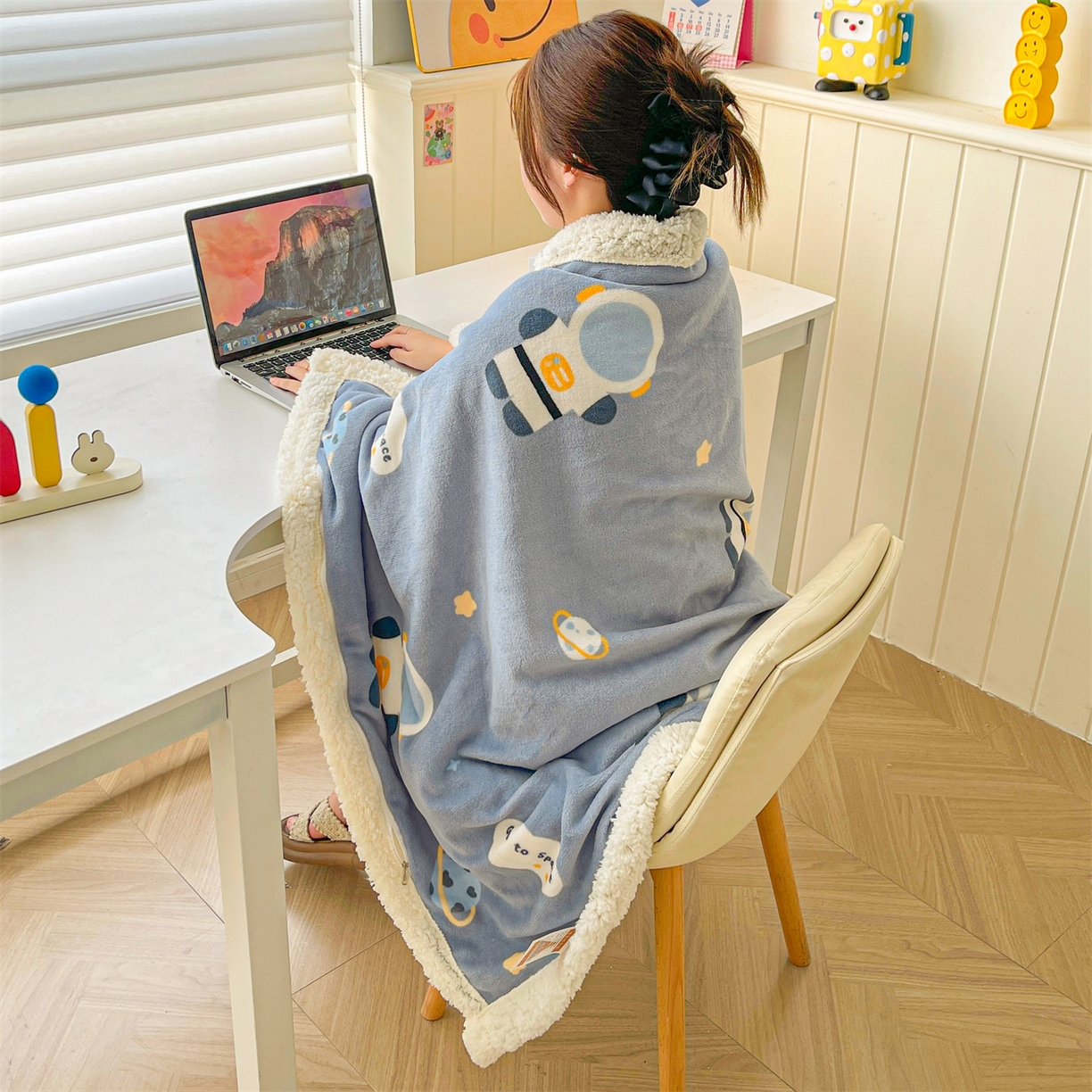 91家纺网 家纺一手货源 找家纺 雯豆家纺 2025新款双面暖绒多功能被套毯盖毯毯子 小小太空人