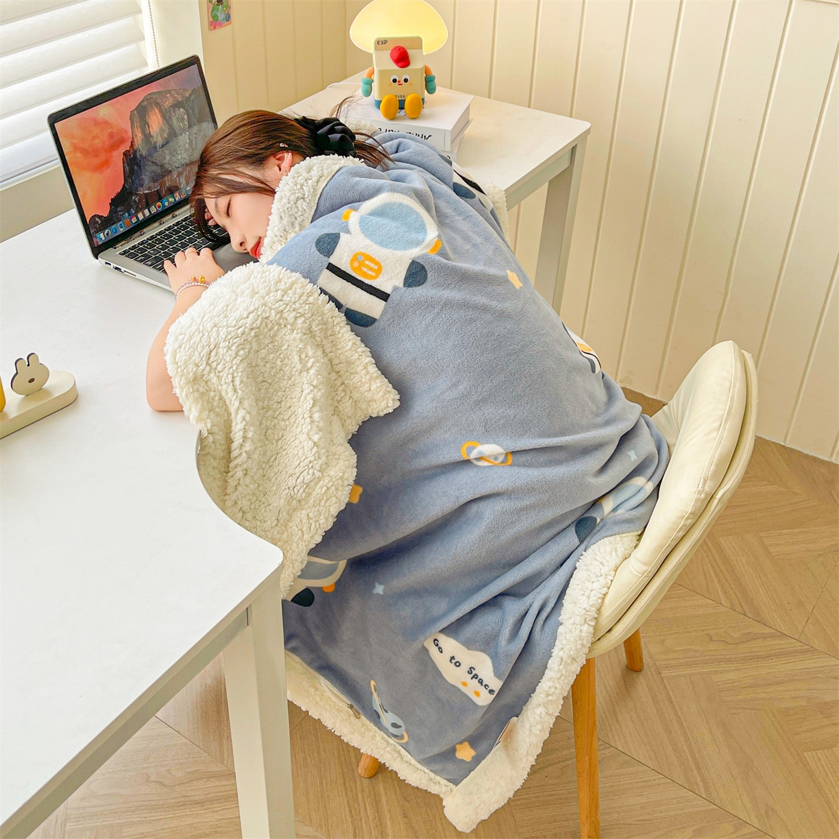 91家纺网 家纺一手货源 找家纺 雯豆家纺 2025新款双面暖绒多功能被套毯盖毯毯子 小小太空人