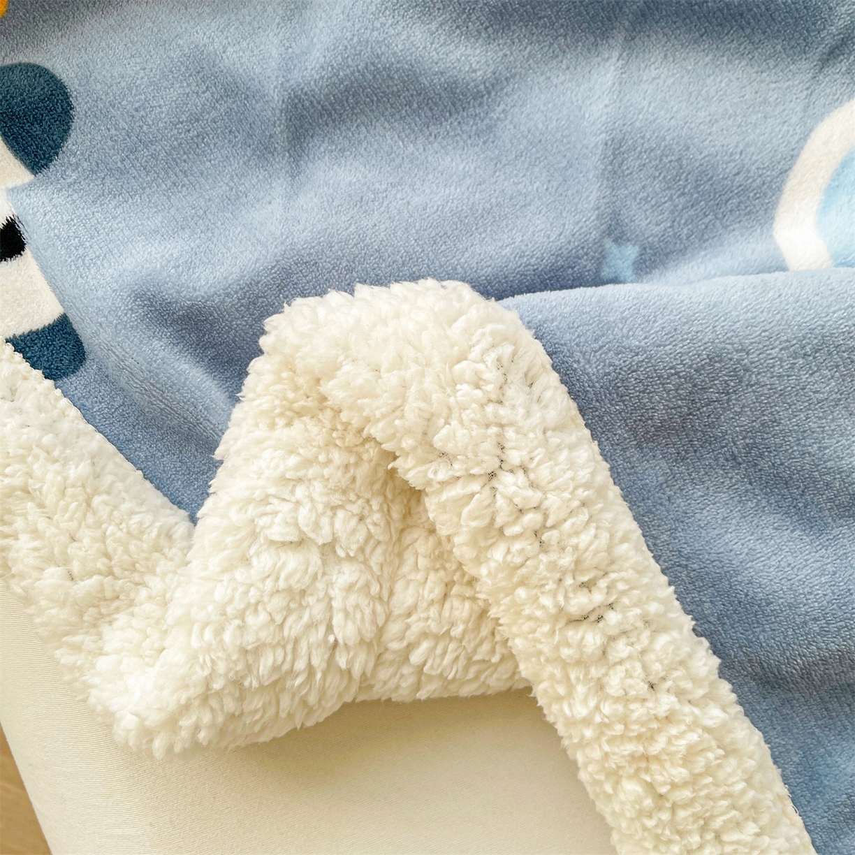 91家纺网 家纺一手货源 找家纺 雯豆家纺 2025新款双面暖绒多功能被套毯盖毯毯子 小小太空人